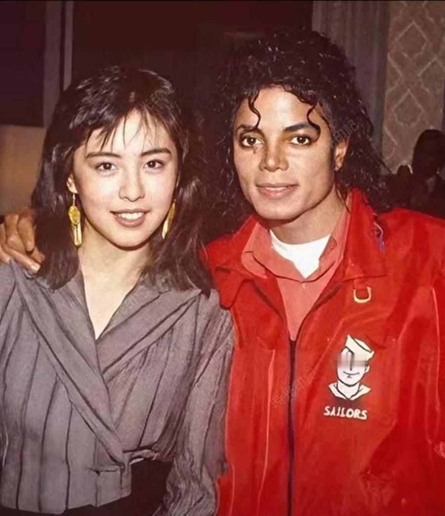 跨越国界的惊艳瞬间：当20岁王祖贤遇上巅峰迈克尔·杰克逊1987年的香港影坛，