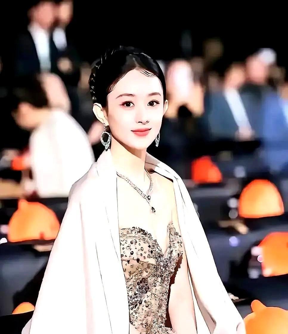 赵丽颖把自己关进剧组180天，不是转型，是逃命。横店最新的生存法则变了。一个