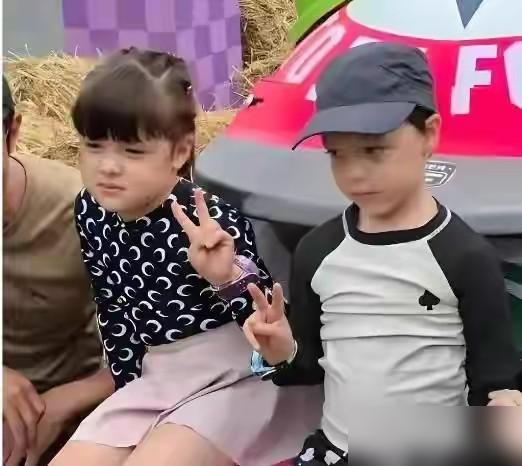 撒贝宁带龙凤胎被拍全网喊基因太绝，我却盯着他老婆李白看愣了！你还记得10年前