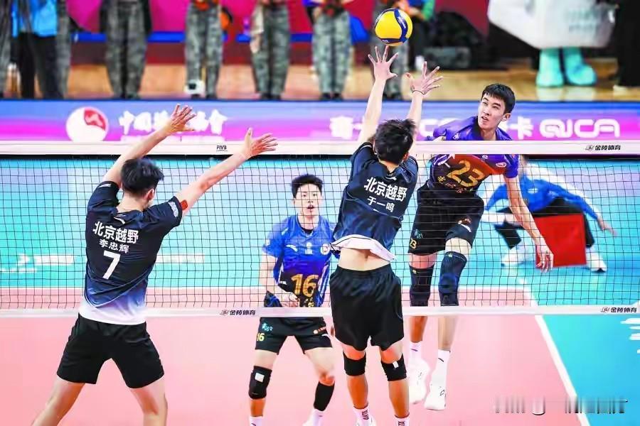男排超级联赛A级常规赛倒数第二轮的京沪大战，卫冕冠军上海队在先输一局的情况下连胜