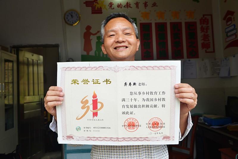当教师，你必须先想清楚一件事：你能不能接受清贫。这不是劝退，是实话。一位