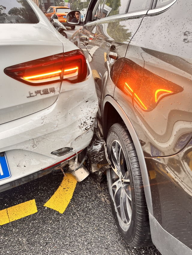 君威被追尾还是美系车硬因为行人横穿马路又是下坡路段急刹车被后车追尾…当时被