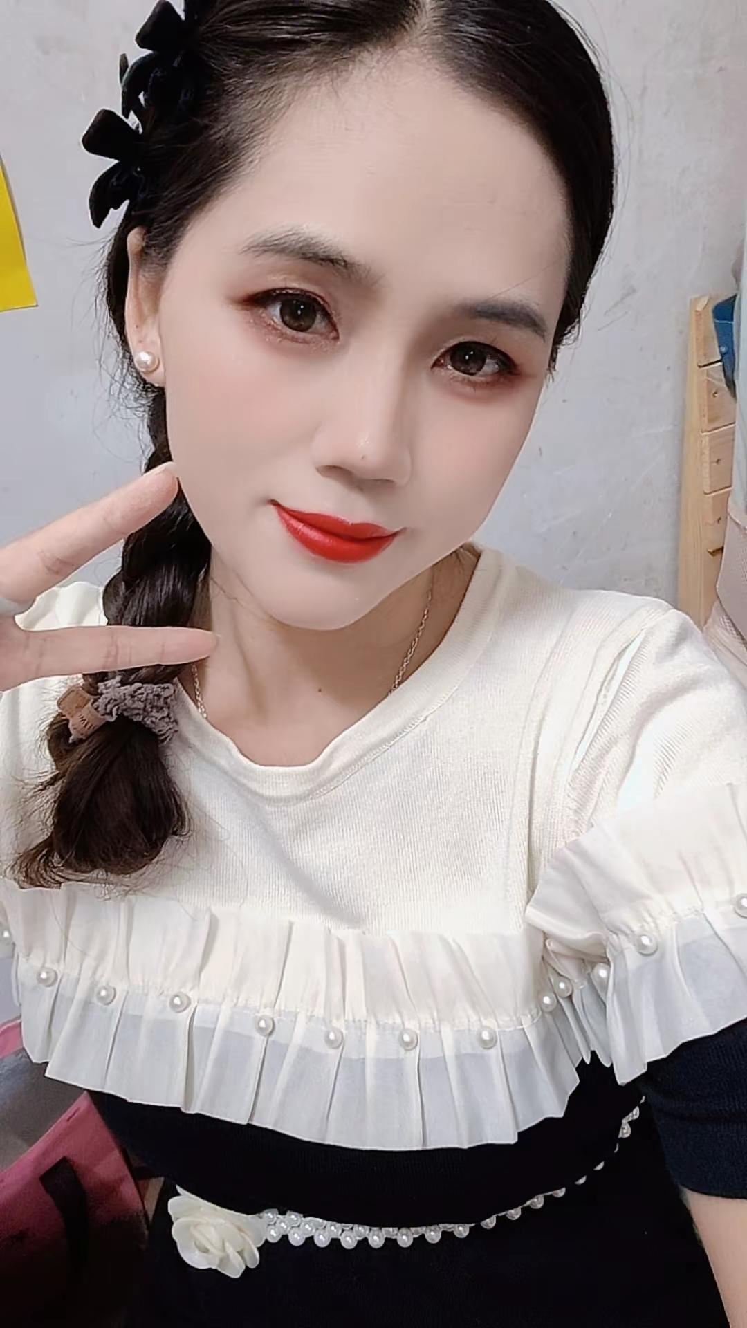 终于可以回家了。黑麻麻一路在车上，回去就洗漱睡觉，这打扮给谁看？高速上厕所自己照