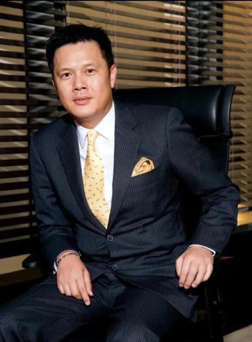 感觉女儿确实跟父亲很像。这也等于验证了企业家贺丹青是霍汶希孩子爸爸的说法。据介
