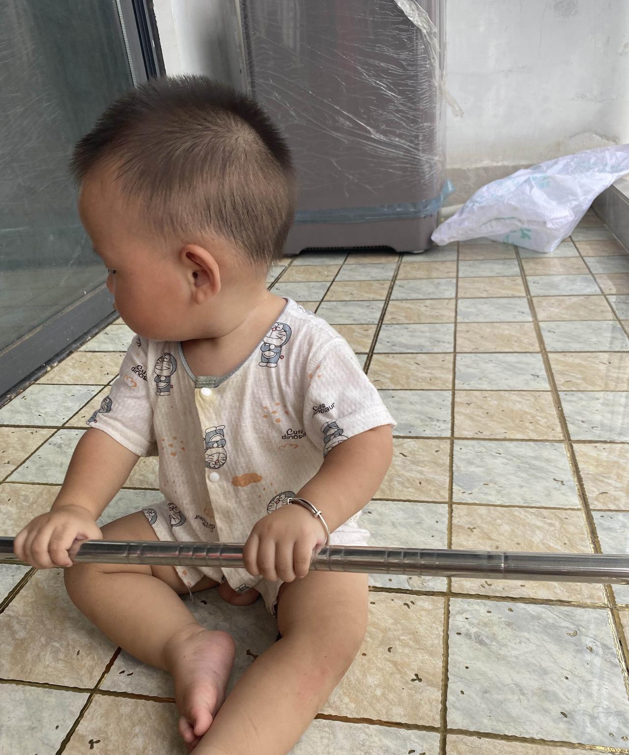 带娃以后才知道：1.一岁半以前不要给纸、牛奶盒、小积木、瓶盖这些东西给孩子玩，