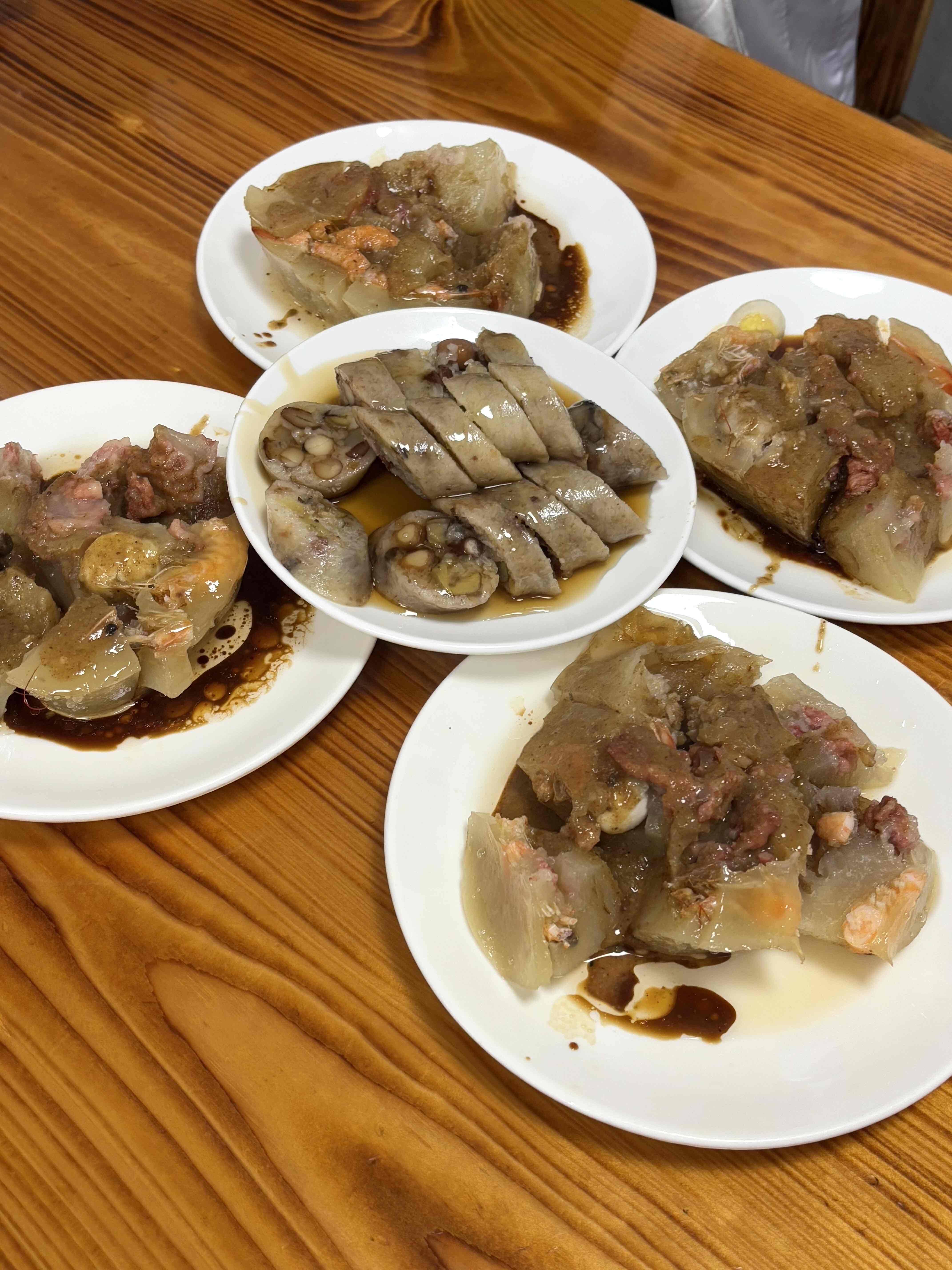 家人们谁懂啊！在潮汕发现了宝藏小吃，掰开全是料，大虾、鹌鹑蛋、猪肉实打实堆着，胃