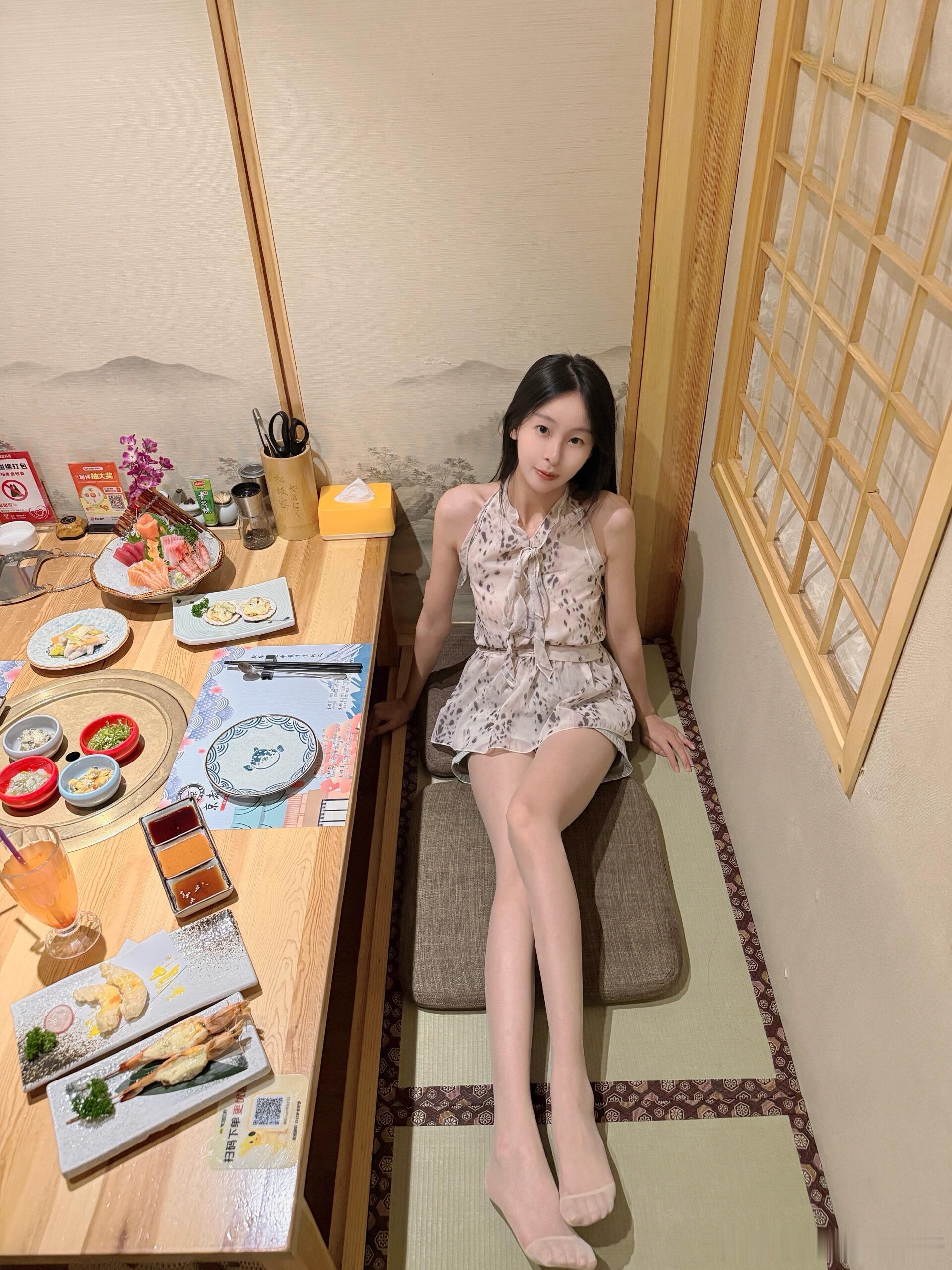 吃日料要脱鞋，穿丝袜好尴尬～[捂脸哭]​​​