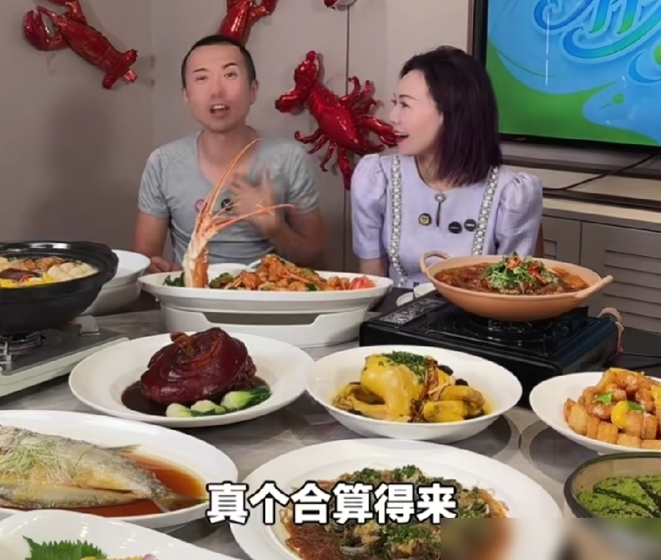 薛文彬在镜头前猛夸朱桢开的馆子便宜量大，放话以后全家聚餐都订这。旁边陈思清低头笑，一句话没接。这笑太