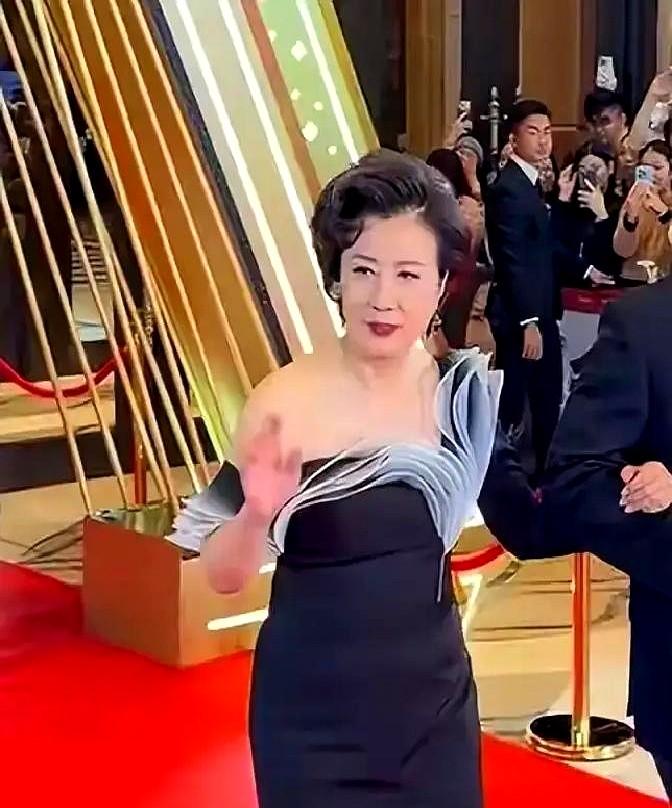 就一张合照，评论区吵翻天了！汪明荃、米雪、陈松伶，三个港剧黄金时代的名字凑一