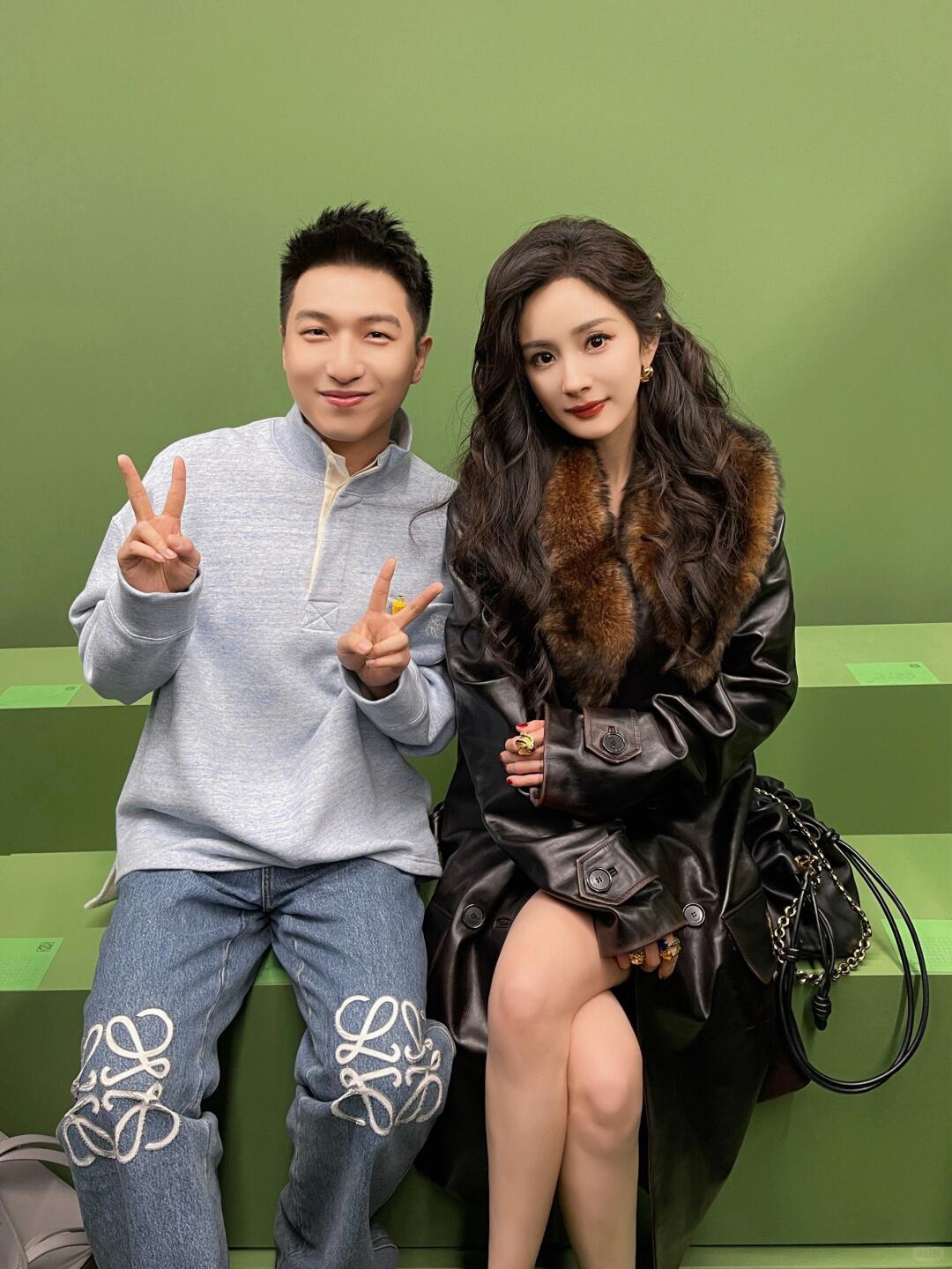 杨幂杨幂和包先生合影包先生说在Prada秀场遇见品牌代言人杨幂，想起两人第一次