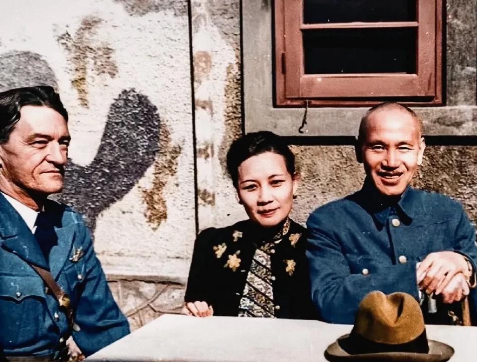 1937年，刚来华不久的陈纳德与蒋宋夫妇的一张合影，当时的陈纳德还有些拘谨，但是