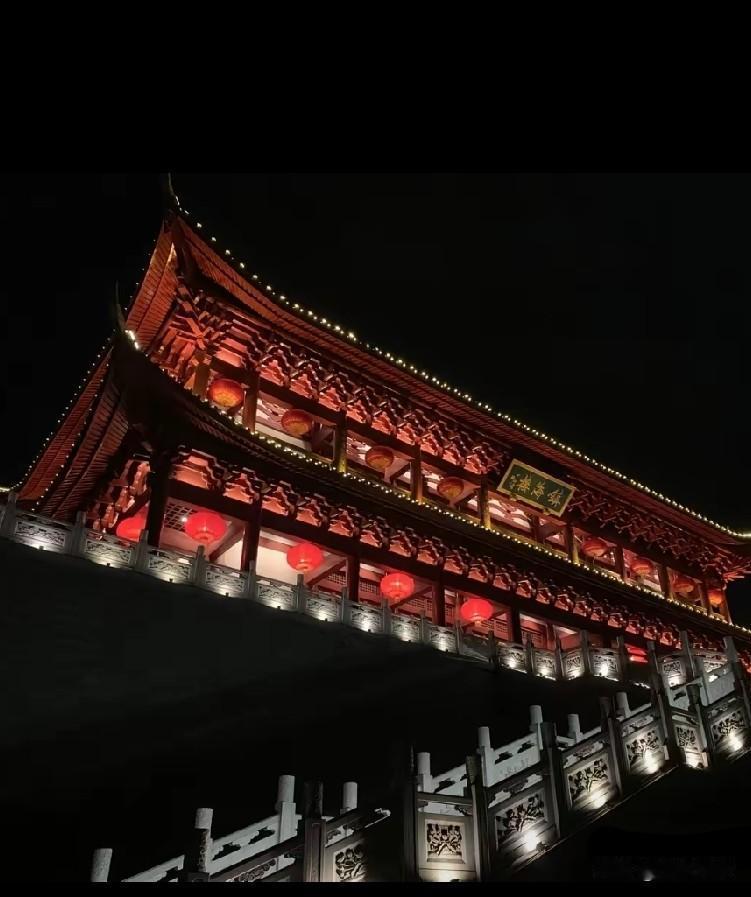 福州镇海楼彻夜亮灯，结果台风改道不从福建登陆了，难道真的有玄学??不亏是镇海楼