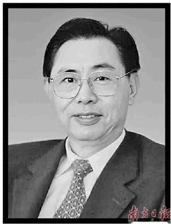 南方日报官方刚刚发布沉痛消息，中国共产党的优秀党员、久经考验的忠诚共产主义战士，