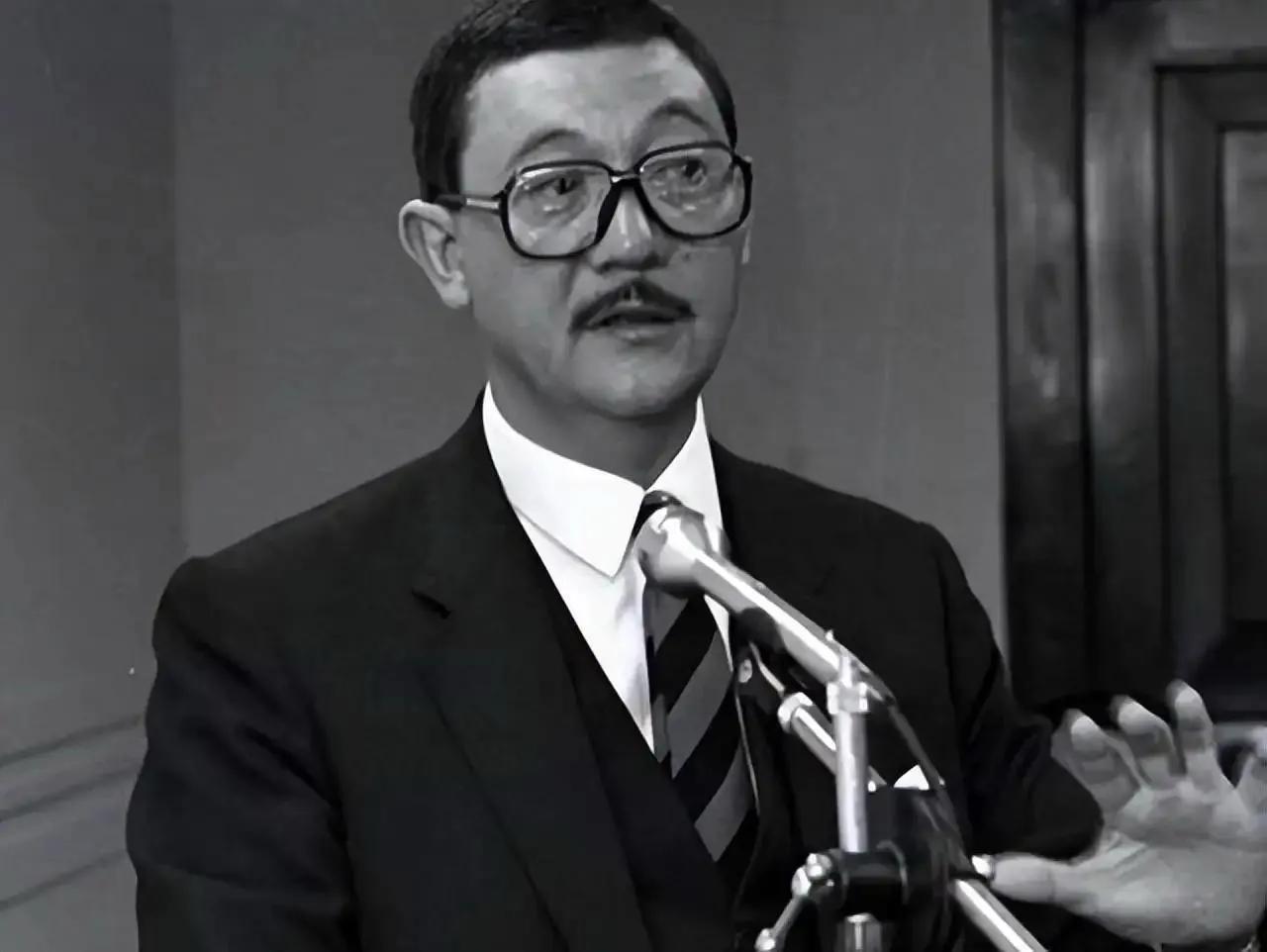 1979年，蒋经国的次子蒋孝武冲到机场，用手枪顶在国安局局长的肚子，情绪激动，说