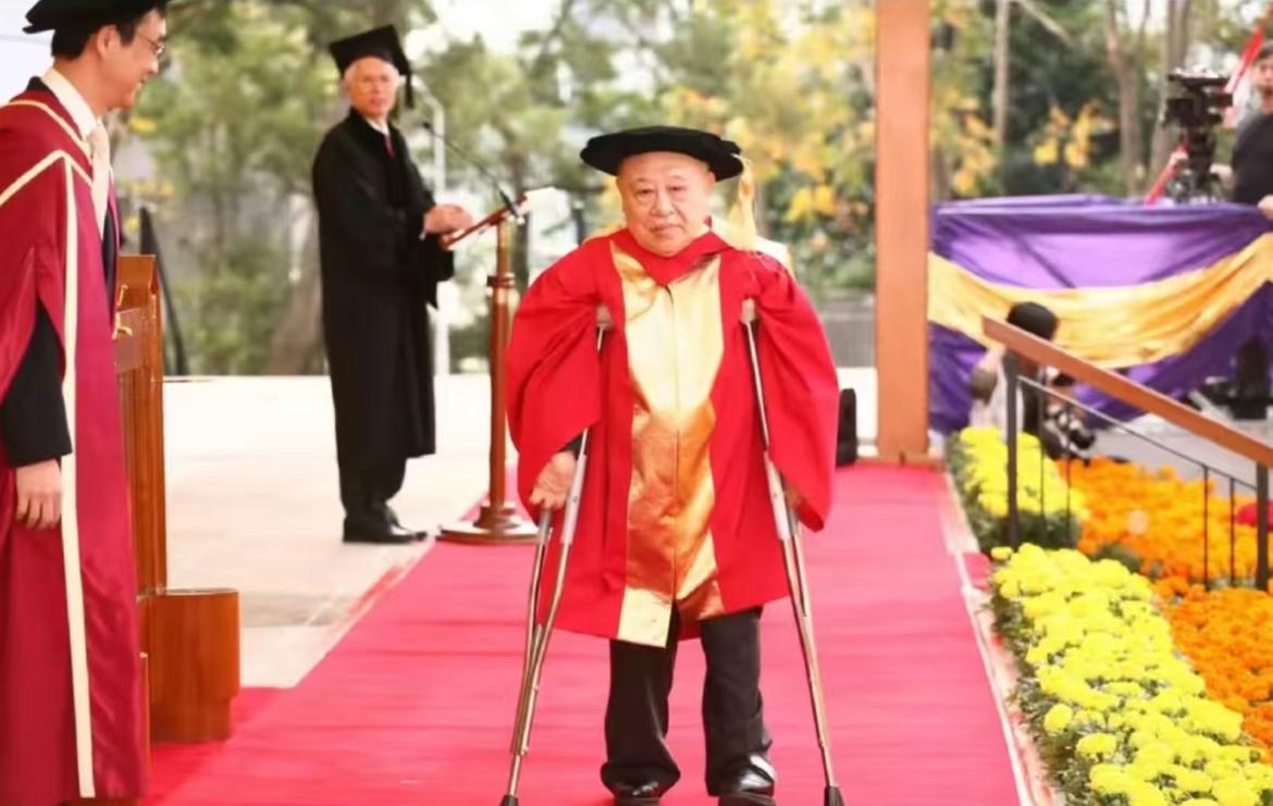 许倬云先生虽然出生于名门望族，天资聪颖，但自出生就有严重残疾，身高只有一米四。