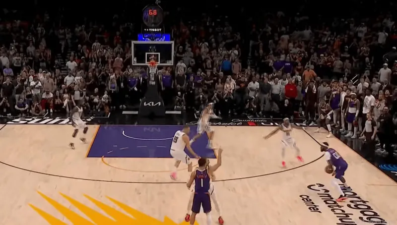 看看最后一球，今天喷布克的绝对串子第一时间战术就没跑好，布克接球就踉踉跄跄，