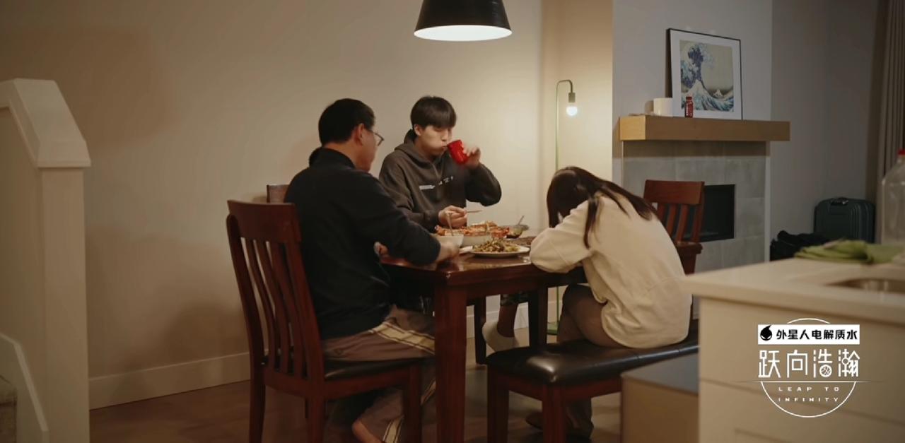 杨瀚森女友正式出现在纪录片中，和中方经纪人翻译一起吃饭，饭是翻译做的厨艺高超。