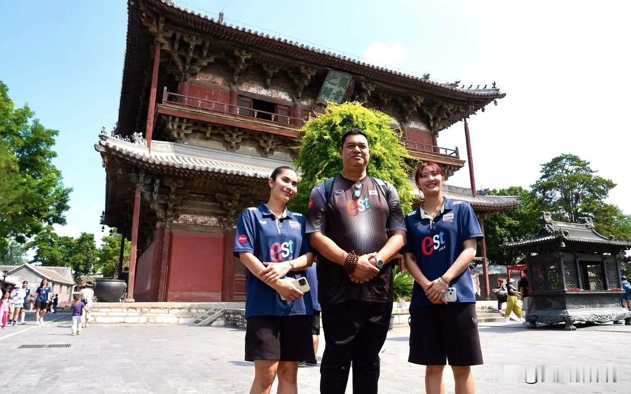 迷之自信的卫冕冠军泰国女排！泰国女排为了亚锦赛冠军，竟然跑到了寺庙去祈祷！人家别