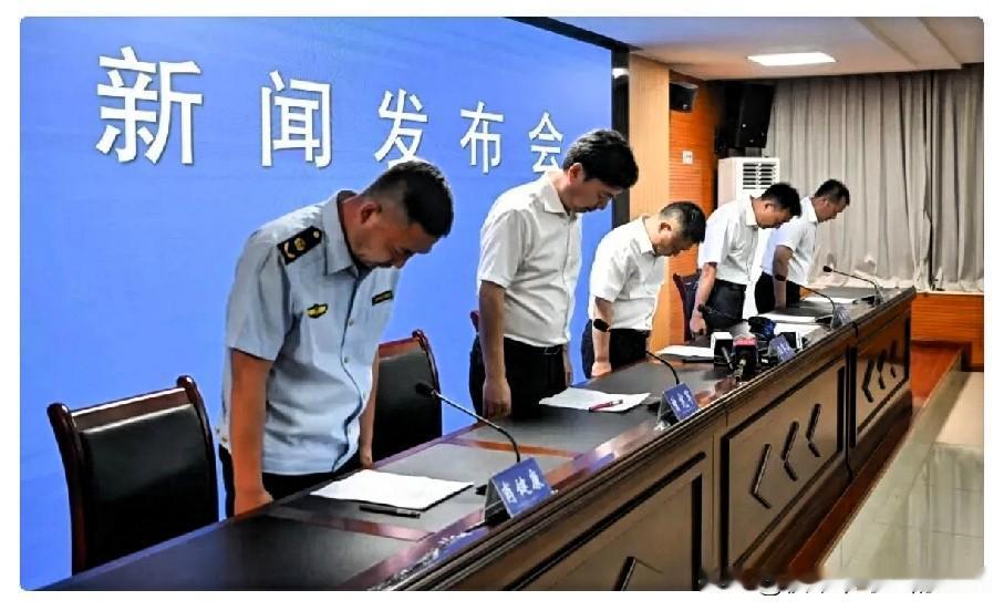 重庆彭水那场突如其来的塌方，把龚宝冬的名字推到了风口浪尖。堂堂西政高材生，