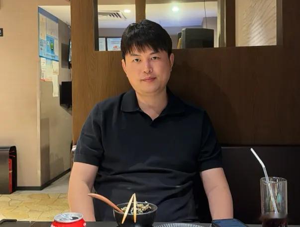 枫哥去医院检查了，没啥事，淋巴两个球这里主要就是累的：甲状腺是正常的，就是累的。