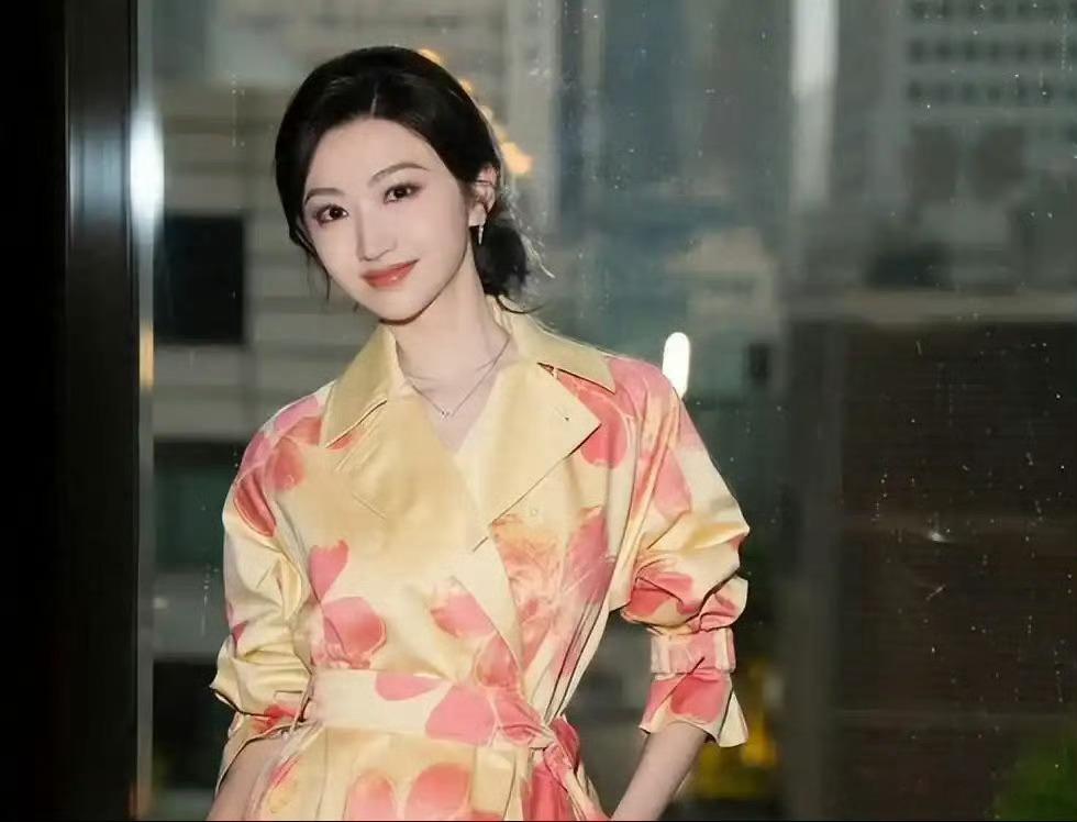 当年被全网传靠“金主”上位，后来谈场恋爱又被前任坑到人尽皆知，景甜最近撂下的一句话，算是把背了十几年