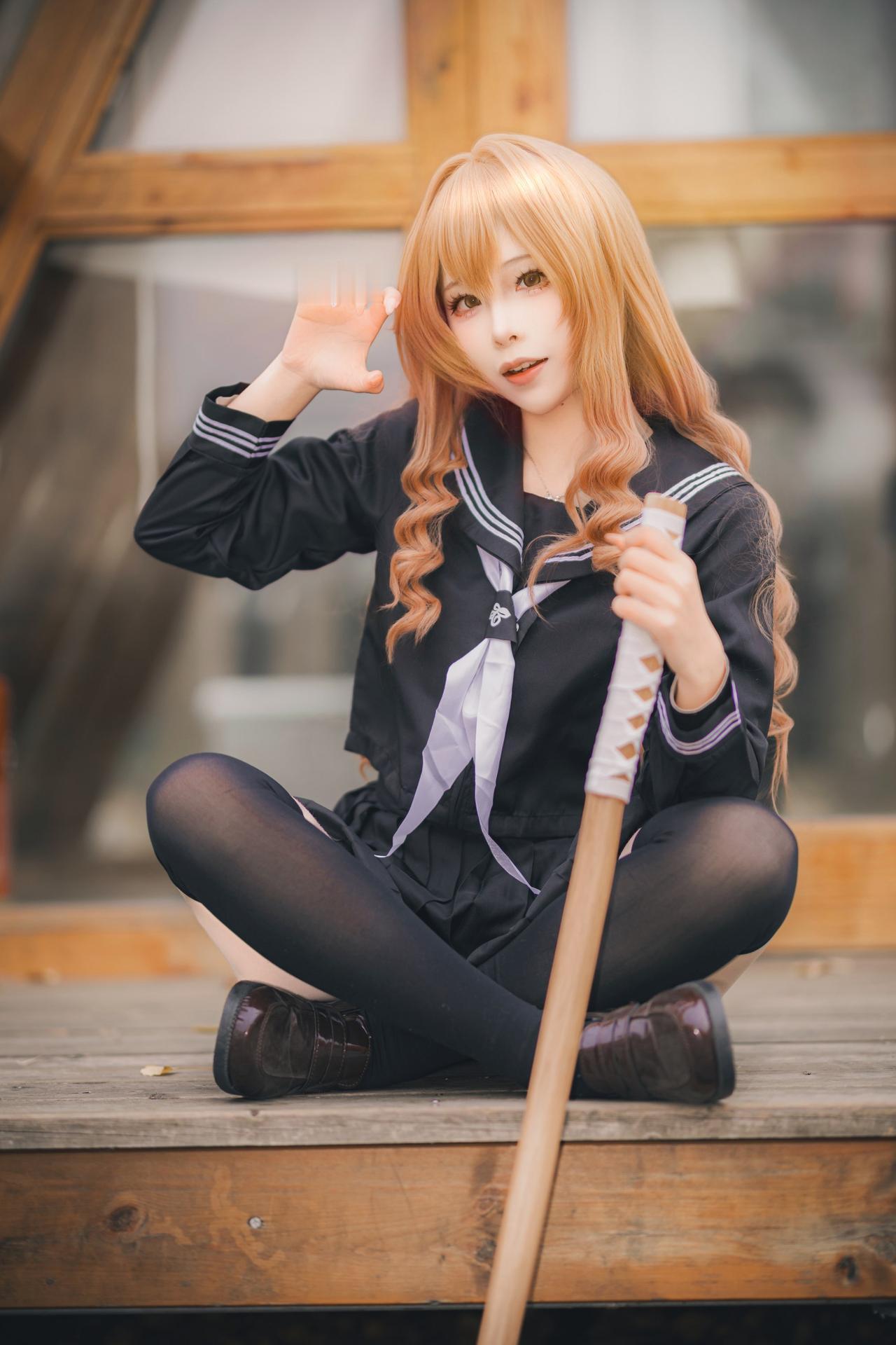 二次元少女与木棍的梦幻组合，复古木质背景，甜美与神秘并存。