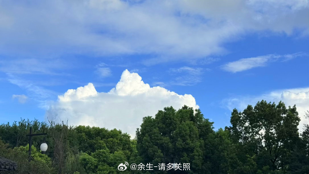 #苏州##随手拍##手机摄影##天空#澄澈#天气#明媚#白云#朵朵某圈图片都兴AI配文文采卓然却读之
