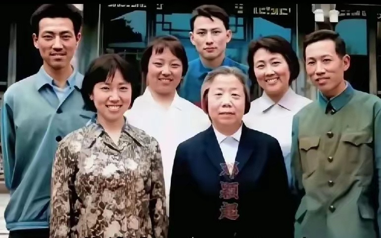 这张照片，是邓颖超与周恩来总理的六位晚辈合影​​​
