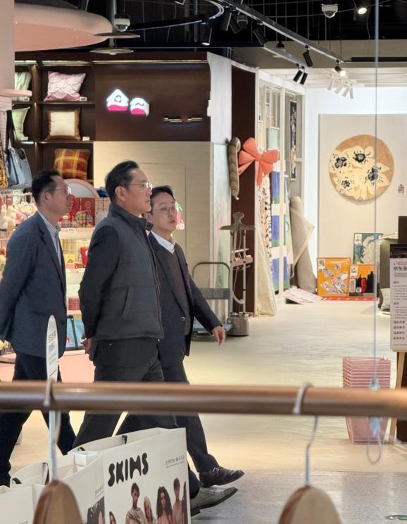 三星会长李在镕在北京逛商场照火啦！带着翻译购物，毫无富豪包袱！瞧，他双手背后气场