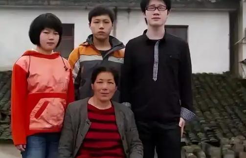 2013年，安徽黄山，一位寡妇做挑山夫20年，辛苦养育了3个儿女，把2个培养成大