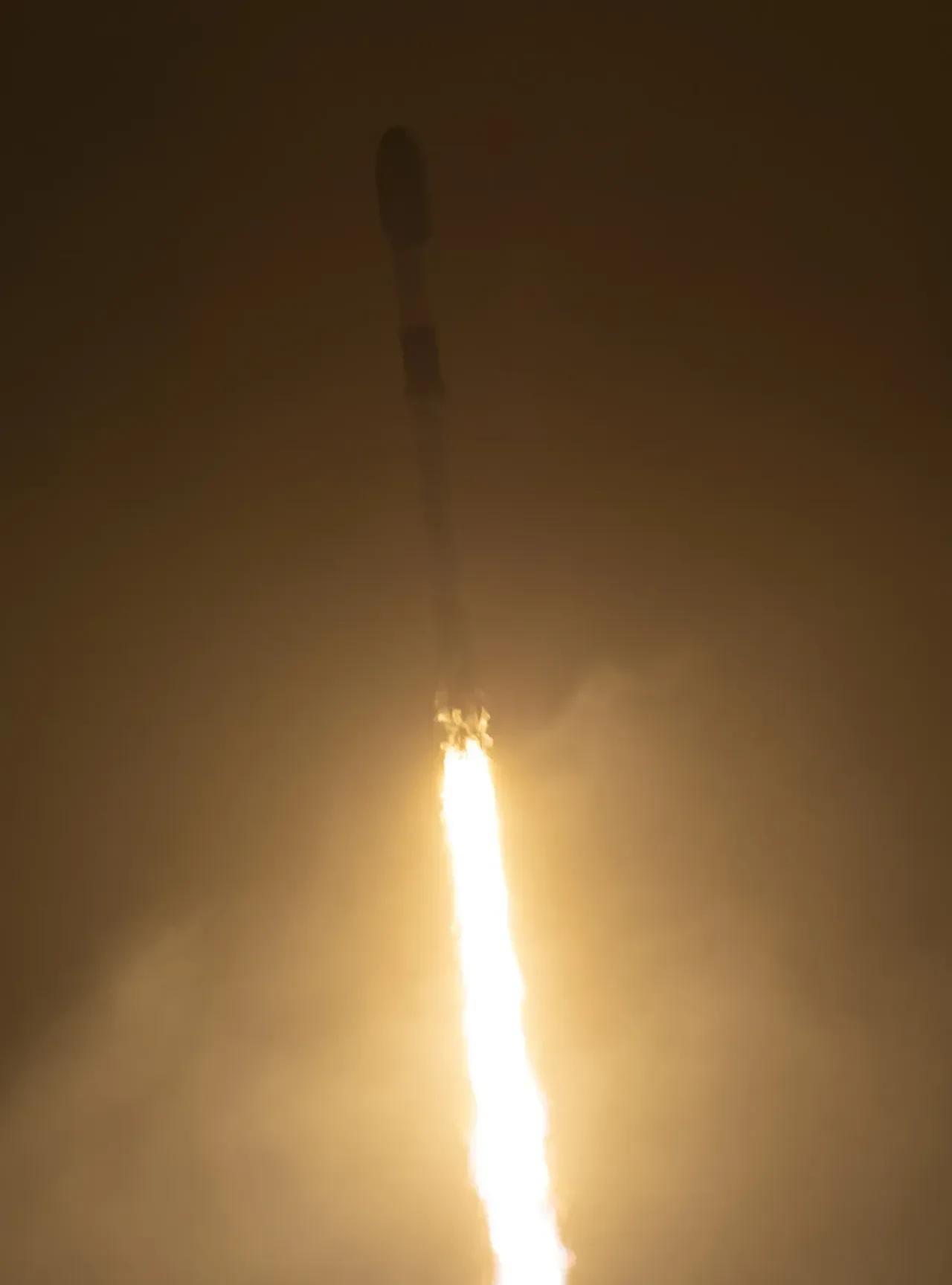 不知道是不是巧合，3天前，咱们和老美刚刚各自完成了一次低轨巨型星座的组网发射（6