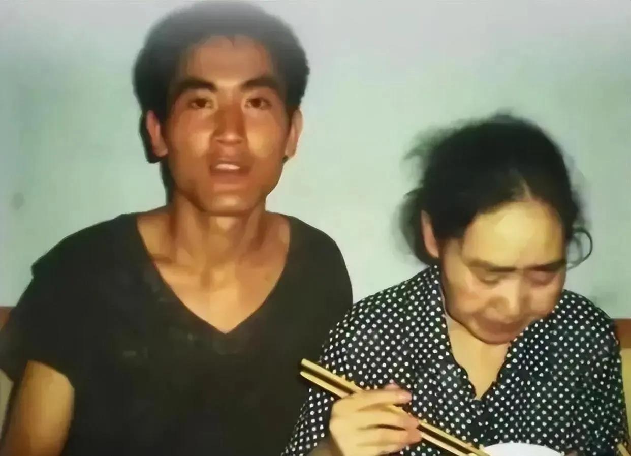 🌞2004年，贵州某中学，有个怪学生，每天一放学就跑，吃饭住宿，从不在学校