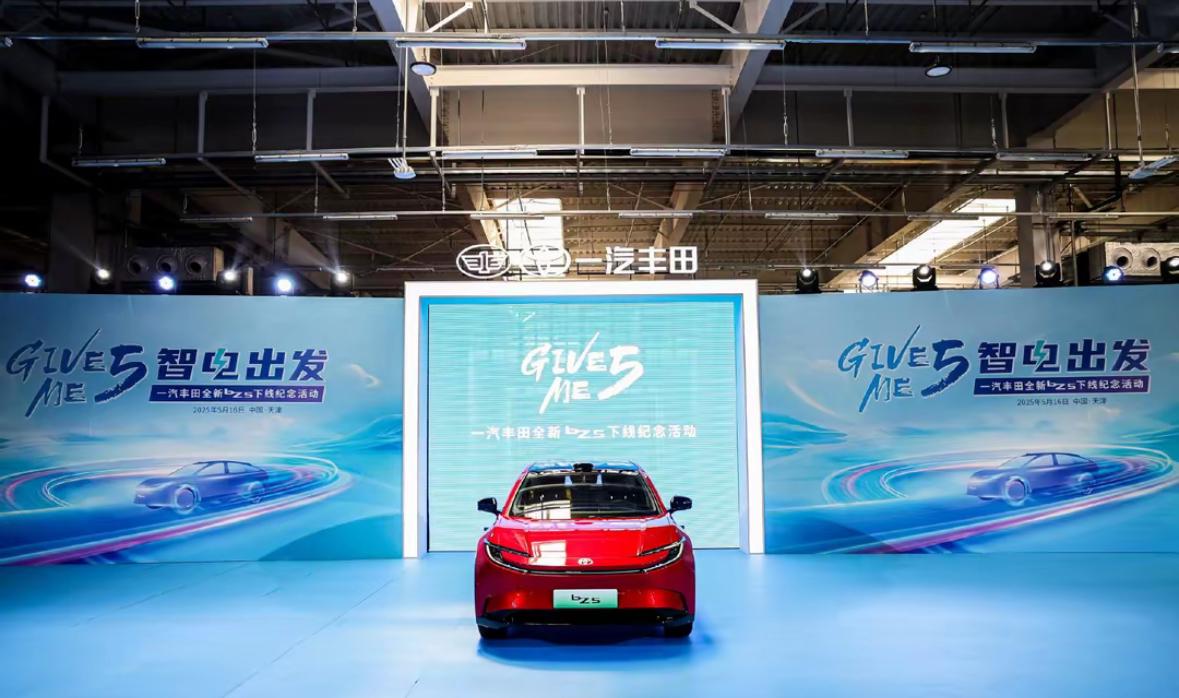 一觉醒来，车圈彻底沸腾！2025年国家补贴政策“四箭齐发”，中端新能源市场迎来