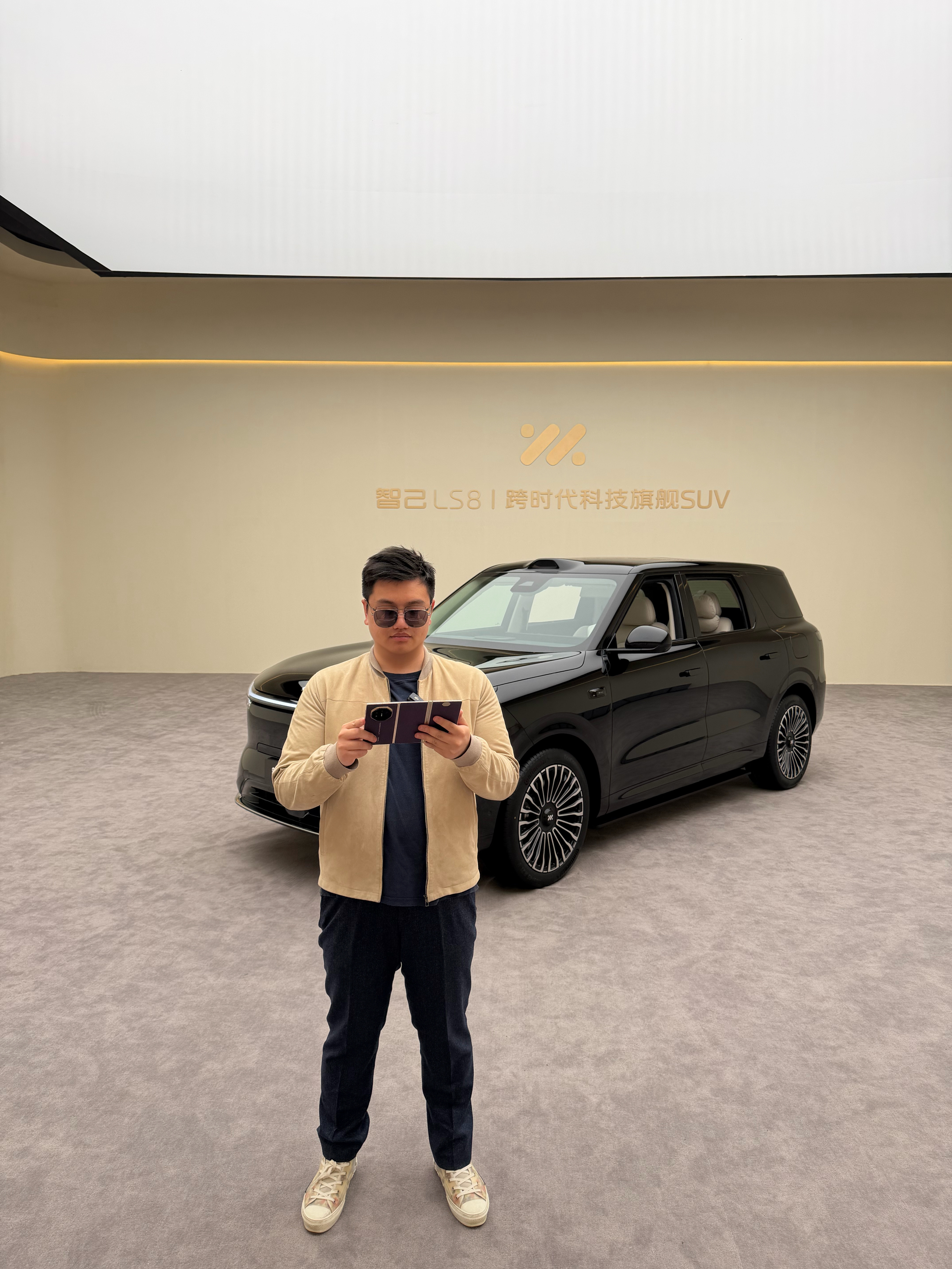 继续应邀身穿loropiana来拍摄但总感觉这次拍智己LS8，衣服没上次选的好