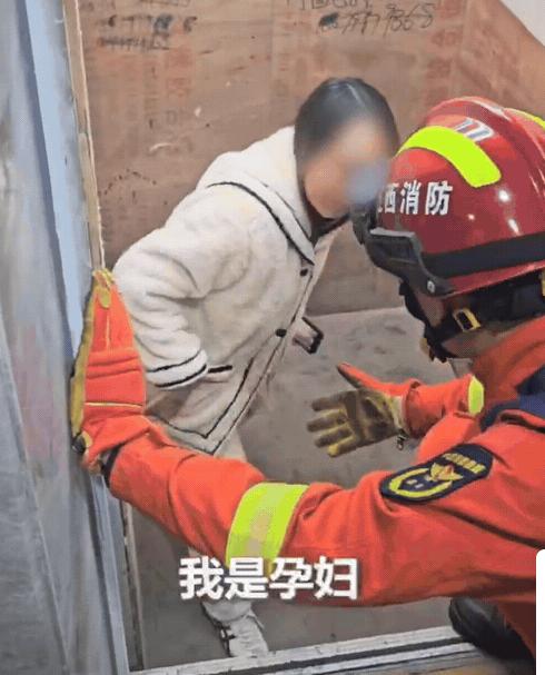 上人民日报了！江西萍乡，女子被困电梯，消防员想拉她上来。女子说了一句“我是孕妇”