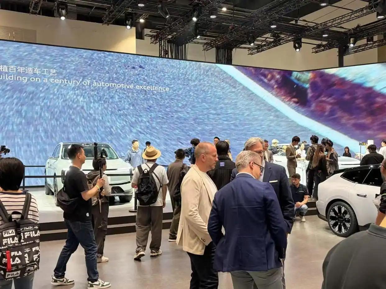 看了这次的北京车展，终于知道为什么德国人、日本人坐不住了。先说一个车展上的画面