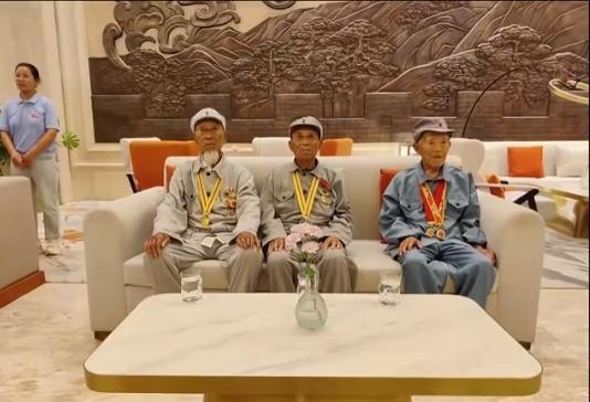 看到三位百岁抗战老兵来到了北京，参加9.3阅兵，非常激动，热泪盈眶。三位老人穿着