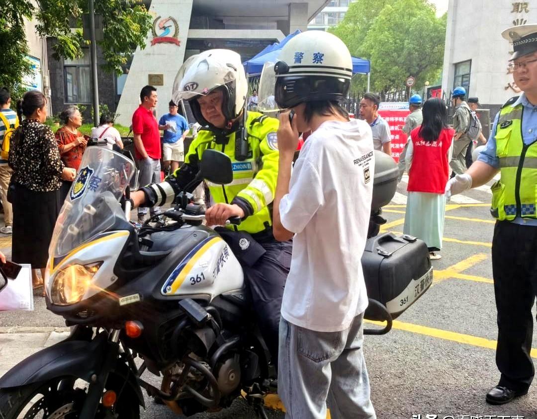 这是一场本可以完全避免的意外那个考生站在考场门口，准考证却安安稳稳地躺在32公