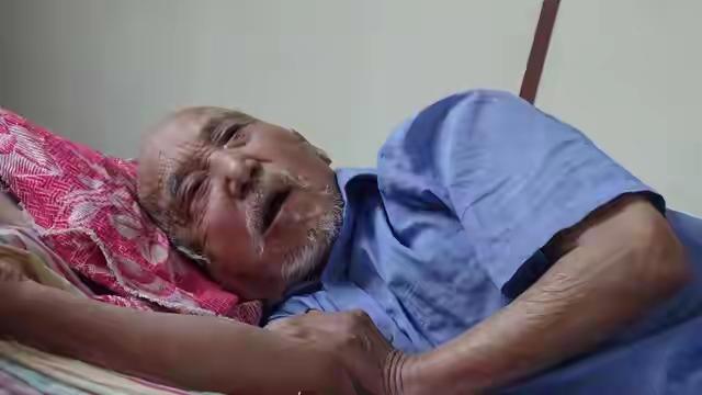 90岁老人与妻子告别后几秒钟去世：这一秒，藏着一生的深情2026年3月，一则“