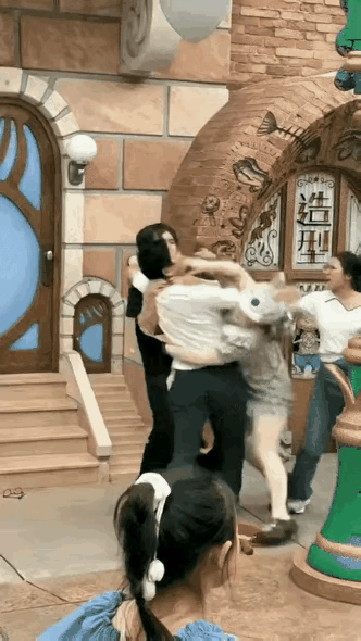 迪士尼的这个兔头妹子，六一儿童节在迪士尼打架一战成名了！全网都认识她那颗标志性兔