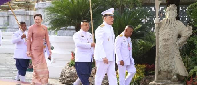 苏提达王后跟随老公玛哈国王外出参加活动，据悉苏提达和玛哈国王参加的是泰国的三宝佛