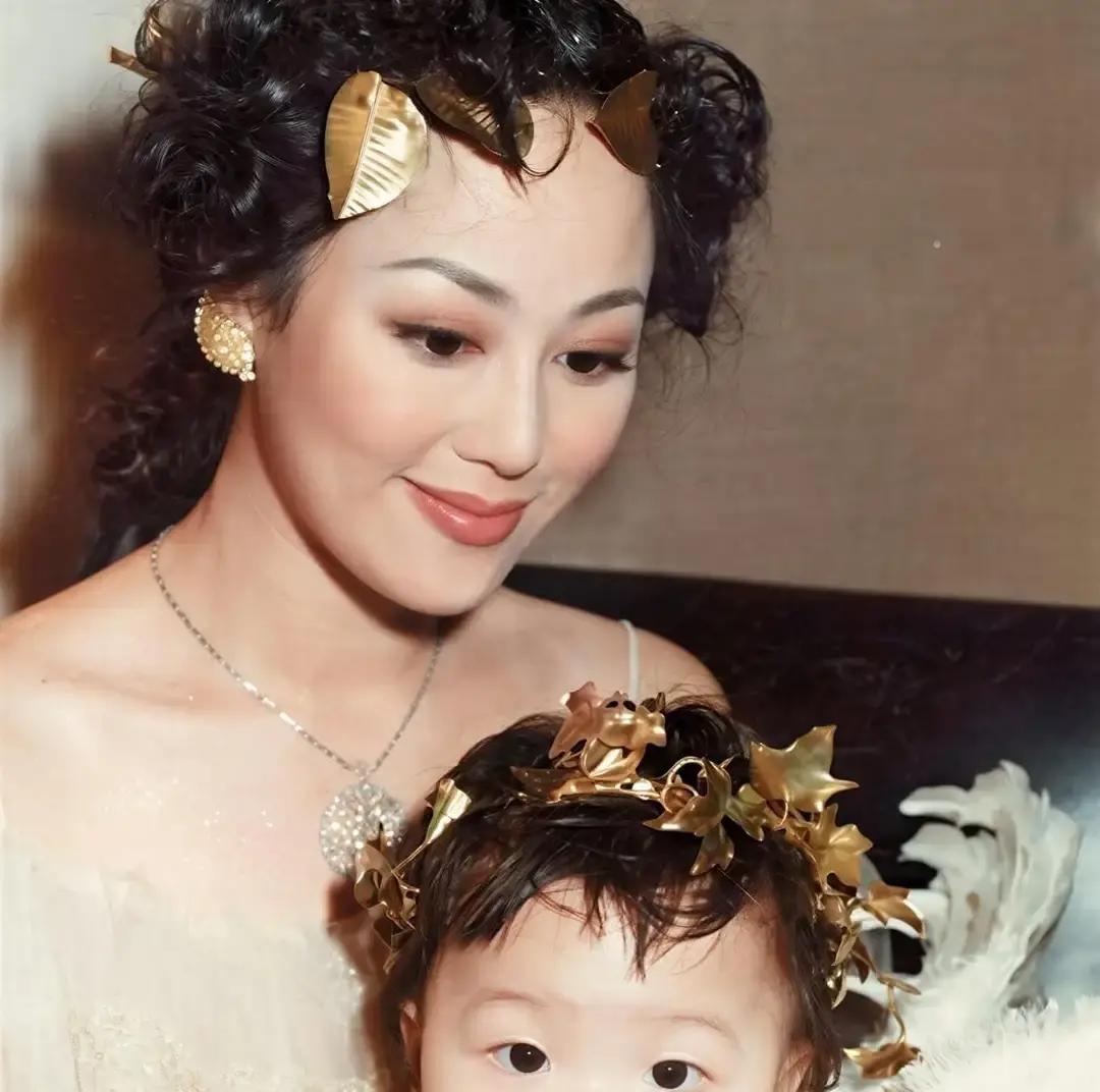 别再吹什么“世纪大和解”了！章小蕙和钟镇涛这同框，简直是教科书级别的“貌合神离