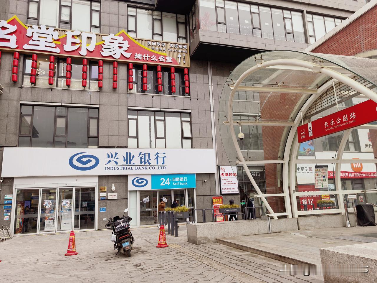 西安的烤肉好吃的店不少，陕西小吃做的好的店也不少，食材新鲜干净卫生的店也不少，但