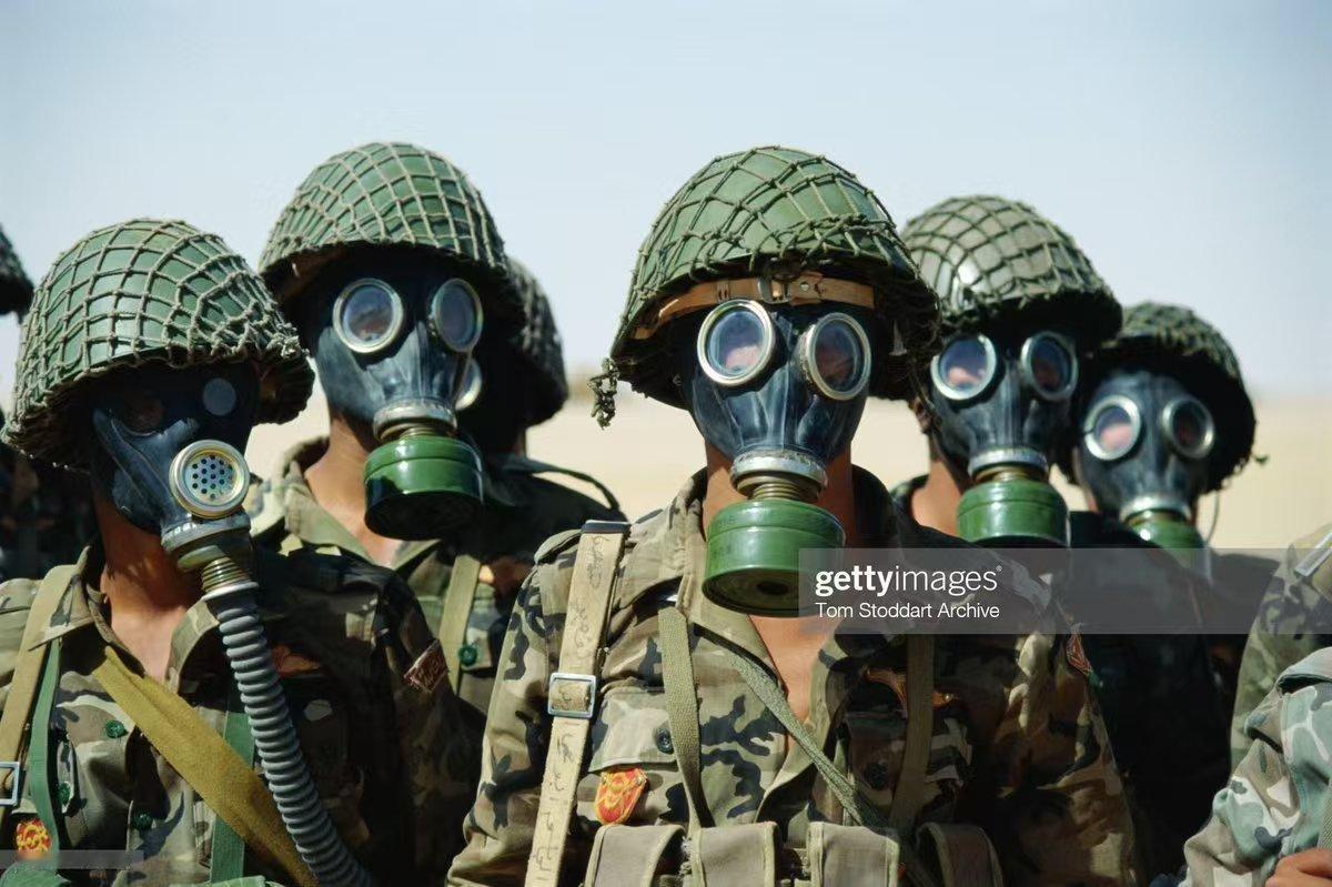 1990年叙利亚阿拉伯军队的士兵佩戴着苏联制造的GP-5和SHMS型防