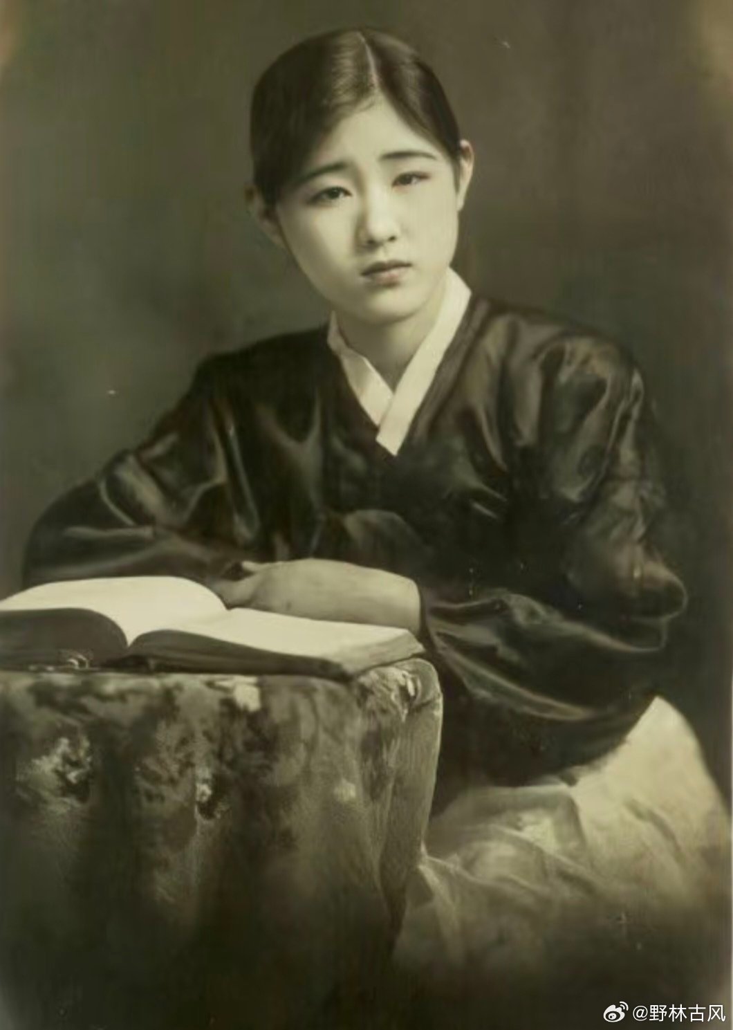 张莲红（1911—？），日据时期平壤知名妓生，素有“朝鲜第一美女”之称。她早年家