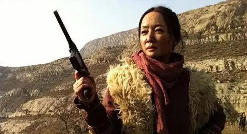 红军排长失散14年成女匪首，被捕时补丁里藏半块红布条，背后故事令人唏嘘195