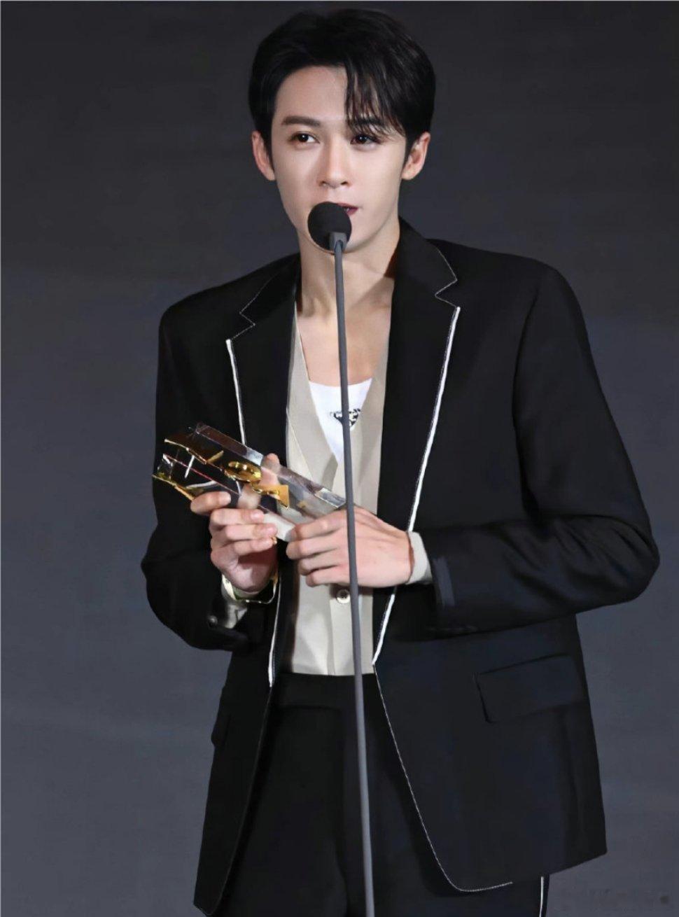 檀健次这次算是把以静制动玩明白了，这波操作确实让人佩服。面对风波，他不回应、不掺