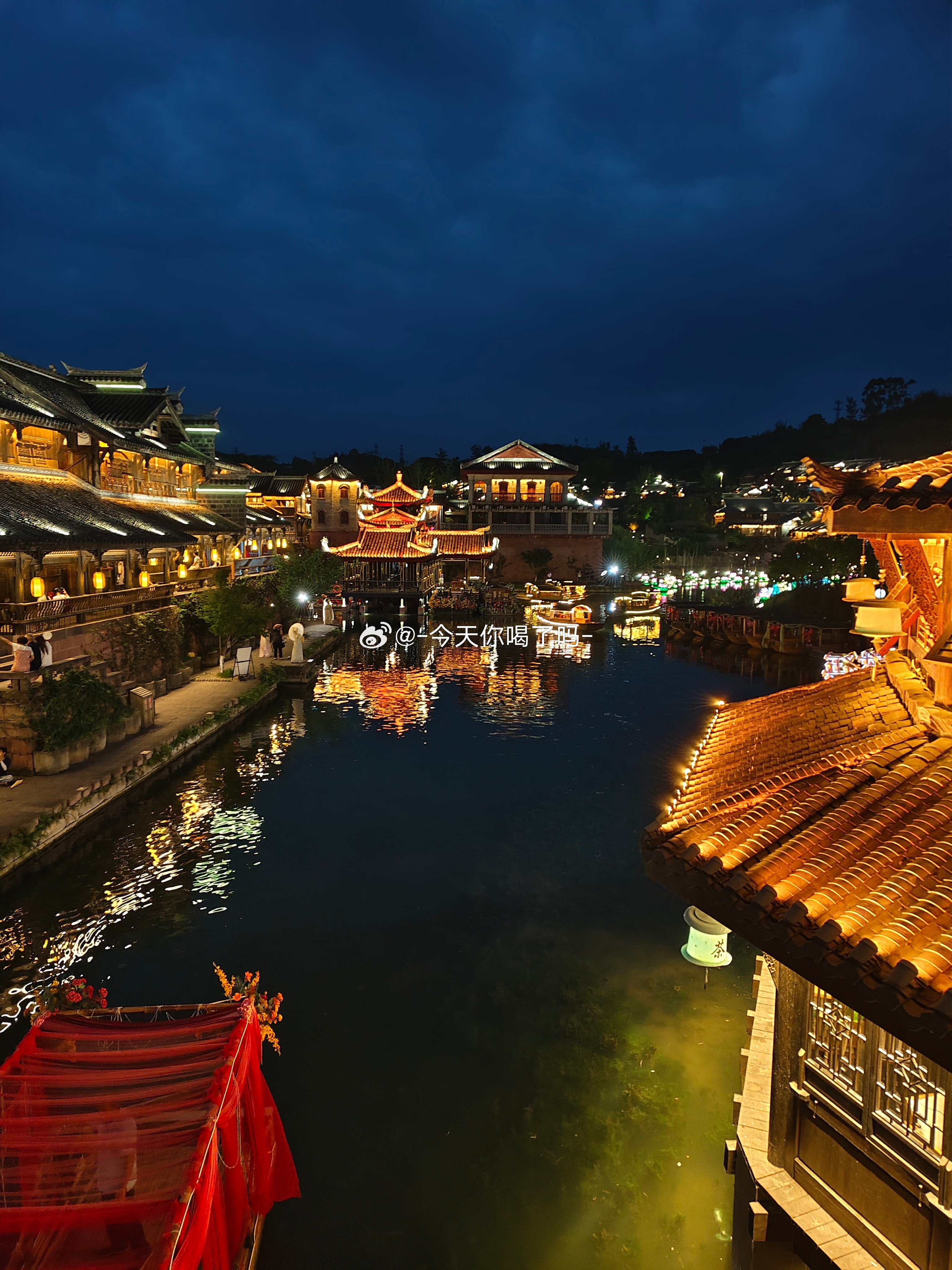 我国将培育更多旅游名县和宝藏小城傍晚蓝调时刻的李庄古镇真的绝河面飘着薄雾古楼灯笼缓缓点亮坐在木船上仿