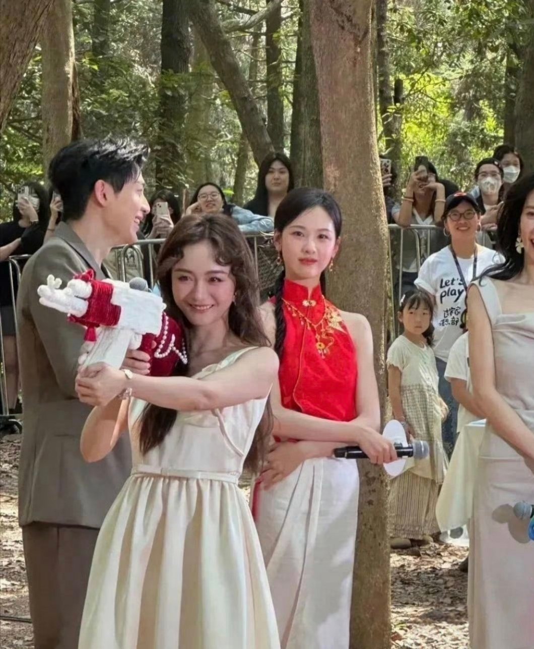看陈都灵这表情是有多嫌弃啊，果然女人的素养藏在骨子里！