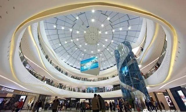 4万回扣引爆商界地震：曹德旺铁腕开除高管，30万年薪挖角竟遭拒！揭秘万达与福耀的玻璃江湖恩怨